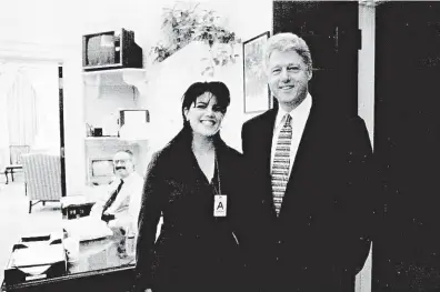  ?? Monica Lewinská a Bill Clinton na oficiální fotografii Bílého domu pořízené 17. listopadu 1995. FOTO PROFIMEDIA ?? Stážistka a její prezident.