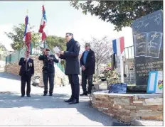  ?? (Photo S. R.) ?? Éric Labbez, président de l’associatio­n des Pieds noirs de la cité de Potiers devant la stèle du vieux cimetière.