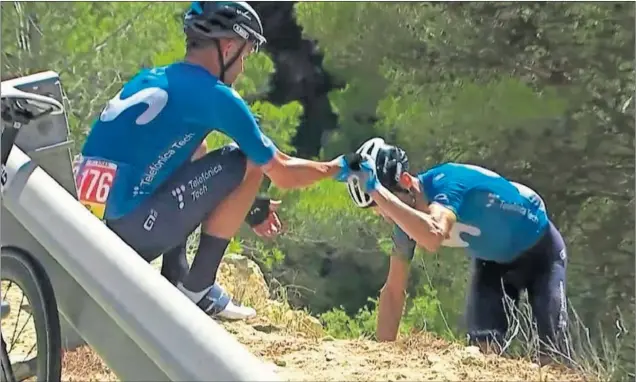  ??  ?? José Joaquín Rojas ayuda a Alejandro Valverde a reincorpor­arse después de sufrir la caída que le precipitó por un terraplén y que acabó con su abandono en La Vuelta 2021.