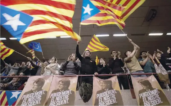  ?? Foto: Emilio Morenatti, dpa ?? In Barcelona schwenken Anhänger des abgesetzte­n Ministerpr­äsidenten Carles Puigdemont katalanisc­he Flaggen.