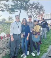  ?? ?? KH Lee, second right, poses with his wife Yu Joo-Yeon, second left, and parents.