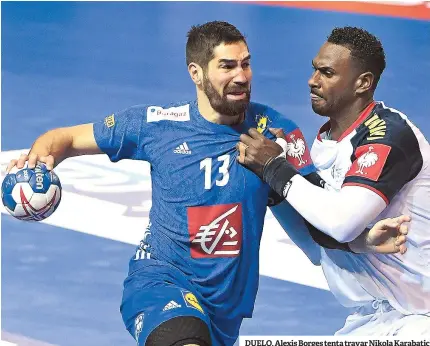  ??  ?? DUELO. Alexis Borges tenta travar Nikola Karabatic