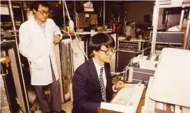  ?? Houston Chronicle file ?? University of Houston physicist Dr. Paul Chu, right, with associate Pei-Herng Hor, work in Chu’s laboratory Dec. 30, 1986.