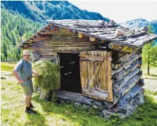  ?? FOTO: PRIVAT ?? Der Kißlegger Wolfgang Hartl bei der Heuernte in Südtirol.