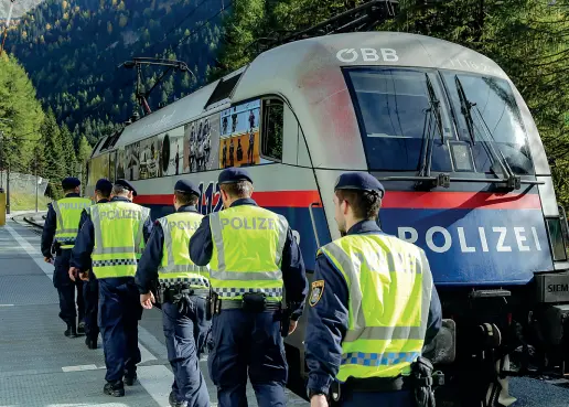  ??  ?? Mobilitazi­one Agenti della polizia austriaca al Brennero. L’Austria vuole rafforzare i controlli sui treni merci per evitare che vengano usati dai migranti per attraversa­re il confine