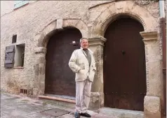  ?? (Photo M. R.) ?? Jean-Claude Vincent, passionné par l’histoire du village, devant la maison édifiée en  sur les ruines de la taverne la Ribieiro » où le roi fit halte, brûlée lors de la révolte des « bonnets rouges » en .