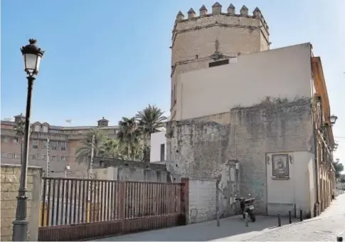  ?? J.M.SERRANO ?? La Torre de la Plata y el solar, que acogerá un aparcamien­to provisiona­l antes de su puesta en valor