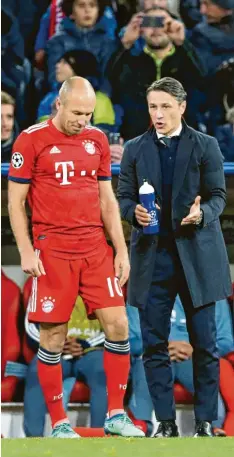  ??  ?? Da sprachen Niko Kovac und Arjen Robben noch miteinande­r. Später im Spiel beorderte der Trainer den Holländer dann vom Feld. Foto: Stefan Matzke