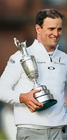  ??  ?? Mit dem Claret Jug in der Hand klatscht BritishOpe­n-Gewinner Zach Johnson mit den schottisch­en Fans ab