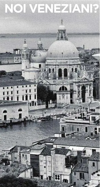  ??  ?? Panorama con intruso Venezia, agosto 2013, una grande nave da crociera passa nel Canal Grande