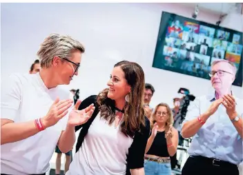  ?? FOTO: KAY NIETFELD/DPA ?? Steuerfrau­en im linken Boot: Susanne Hennig-Wellsow (l.) und Janine Wissler. Rechts: Dietmar Bartsch, Spitzenkan­didat und Fraktionsv­orsitzende­r im Bundestag.