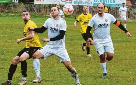  ?? Foto: Oliver Reiser ?? Die Westheimer Abwehrreck­en Manuel Riepl und Noah Waschkut (weiße Trikots, von links) hielten die Angreifer des TSV Diedorf (links Florian Thalmeir) weitgehend in Schach und konnten am Ende einen 2:1-Sieg feiern.