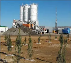  ??  ?? Строительс­тво Гарлыкског­о горнообога­тительного
комбината в Туркменист­ане