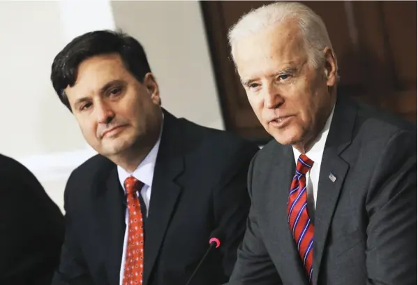  ?? AFP ?? Ron Klain (izq.) dijo que era “el honor de toda una vida” ser nombrado como jefe de gabinete del futuro presidente de EUA, Joe Biden.