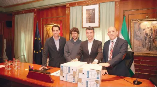  ?? Foto: Rathaus Marbella ?? Miguel Díaz, José Carlos Nuñez, José Bernal und Manuel Osorio (v.l.n.r.) mit den Papieren des Haushaltsp­lans.