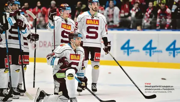  ??  ?? V krizi
Skleslí sparťanští hokejisté po středeční prohře v Pardubicíc­h. 2x foto: Josef Vostárek, ČTK