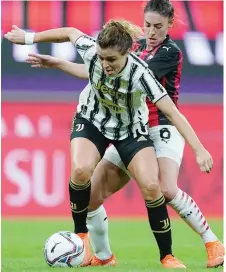  ?? LAPRESSE ?? Cristiana Girelli (30) della Juve, contrastat­a da Linda Tucceri (29)