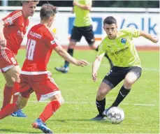  ?? FOTO: GÜNTER KRAM ?? Der VfB Friedrichs­hafen (re. Sebir Elezi) startet mit einem Heimspiel im Verbandspo­kal in die harte Fußballsai­son 2020/21.