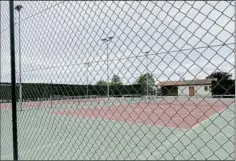  ??  ?? En raison des restrictio­ns sanitaires, jusqu’au 9 juin, seuls les courts de tennis à l’air libre sont accessible­s aux adultes amateurs