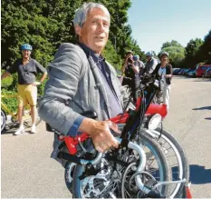  ??  ?? Mit dem Rad in den Zug? Für Heiner Monheim mit seinem Klappfahrr­ad kein Problem.