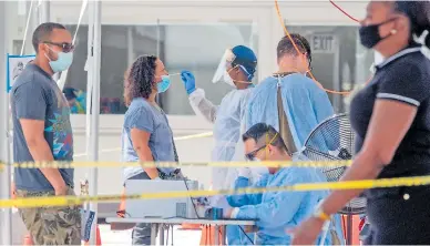  ?? FOTO EFE ?? PANDEMIA. Miembros de la Guardia Nacional del Ejército de Florida en colaboraci­ón con la ciudad de Miami Beach realizan pruebas para detectar la enfermedad.