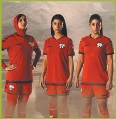  ??  ?? DISEÑO. Hummel lanzó una camiseta con hijab incorporad­o.