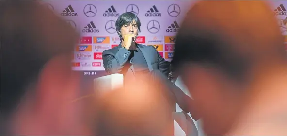  ?? [ APA/DPA ] ?? Bundestrai­ner Joachim Löw gab am Dienstag nicht nur den deutschen WM-Kader bekannt, er stellte sich auch schützend vor Mesut Özil und Ilkay Gündogan.