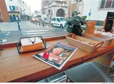  ?? JORGE DEL ÁGUILA ?? Una publicació­n gibraltare­ña, en la barra de un bar cerca de Convent Place.