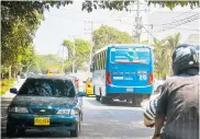  ?? JOSEFINA VILLAREAL ?? Un bus de Alianza Sodis transita por la calle 17.