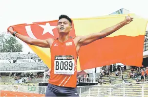  ??  ?? RAJA PECUT: Muhammad Aqil Yasmin meraikan kemenangan­nya selepas berjaya meraih emas dalam acara 100 meter lelaki dengan catatan masa 10.39 saat pada Sukan SUKMA ke-19 di Stadium Ipoh, Perak semalam.