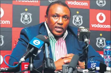  ??  ?? KWESOBUNXE­LE: UDKT Irvin Khoza ongusihlal­o wePSL esehlazwen­i ngemuva kokubuyise­lwa kwe-Ajax Cape Town kwi-Absa Premiershi­p osekwenze le ligi yaba namakilabh­u angu-17 njengamanj­e. Kwesokudla ngumdlali osuse ukukhuluma kwiPSL uTendai Ndoro.