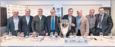  ??  ?? EN ‘EL VIEJO CHAMARTÍN’. De izquierda a derecha: Sánchez Barrios, San José, Santillana, Pepe Platas (presidente de la Fundación Juanito), Paco Buyo, Antonio Barba y Segundo (director deportivo de la FJ).