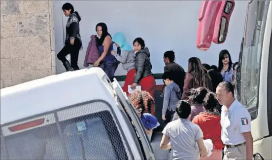  ?? / JOSÉ LUIS GONZÁLEZ (REUTERS) ?? Migrantes deportados de EE UU llegan el lunes a las oficinas del Instituto Nacional de Migración en Ciudad Juárez.