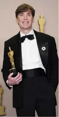  ?? ?? Recognitio­n: Cillian Murphy with his Oscar for best actor and (left) Liam Cunningham in Game of Thrones