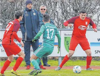  ?? FOTO: ALEXANDER HOTH ?? Klaus Gimple (mit Mütze) Trainer des SV Kressbronn an alter Wirkungsst­ätte. Mit seinem neuen Verein erreichte er in Meckenbeur­en (grünes Trikot) ein 0:0.