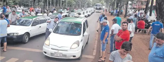  ??  ?? Desde temprano, los taxistas ocuparon media calzada de la avenidas Pioneros del Este, en rechazo a Uber y MUV.