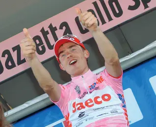  ??  ?? Il grande trionfo Damiano Cunego sul podio in maglia rosa nel Giro 2004 da lui poi vinto