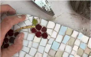  ?? CortesÍA ?? La elaboració­n del mosaico fue un arduo trabajo manual. En la obra la artista Paula Sánchez colocó cientos de piezas.