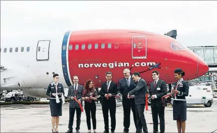  ?? QUIQUE GARCÍA / EFE ?? Directivos de Norwegian con Vanesa Requena (Aena) y Òscar Oliver, director de Aeroports del Govern