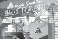  ?? — Gambar Bernama ?? HARI HASIL: Anwar merasmikan Hari Hasil 2024 di Menara Hasil Cyberjaya, semalam.