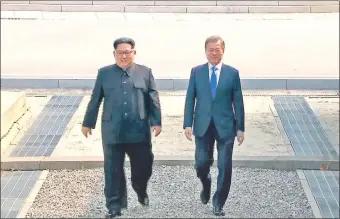  ??  ?? Tras el histórico apretón de manos, Kim Jong-un (izq.) cruza la línea de demarcació­n militar hacia Corea del Sur, junto con el presidente de este país, Moon Jae-in. (AFP)