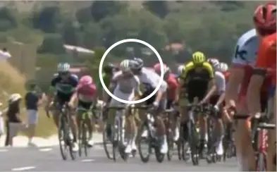  ?? FOTO PHOTO NEWS ?? De Italiaan draait zich om en verkoopt de jonge Franse renner Elie Gesbert een klap.