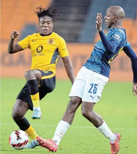  ?? / LEFTY SHIVAMBU/GALLO IMAGES ?? Khuliso Mudau of Mamelodi Sundowns and Kgaogelo Sekgota of Kaizer Chiefs during their DStv Premiershi­p match at FNB Stadium at the weekend.