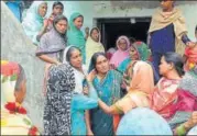  ?? HT FILE/PARWAZ KHAN ?? ▪ Mariam Khatun (centre), the widow of Alimuddin who was lynched, at their house in Manuwa village, Ramgarh.