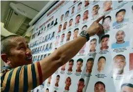  ?? JOAN BONDOC ?? MAGUINDANA­OGov. Esmael Mangudadat­o points at the still atlarge suspects of the Maguindana­o massacre. A total of 103 suspects are now under detention while 92 remain at large.