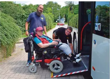  ?? FOTO: SAARBAHN ?? Viele ältere und behinderte Menschen wären nicht mehr in der Lage, ohne die Hilfe von Busbegleit­ern mobil zu sein. Langzeitar­beitslose übernehmen im Saarland häufig solche Aufgaben.