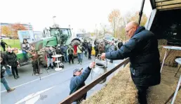  ?? BILD: von Reeken ?? Kundgebung in Wiefelsted­e: Alf Schmidt, einer der Organisato­ren, sprach vor den Toren des Edeka-Lagers.