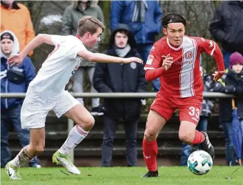  ?? FOTO: CHRISTOF WOLFF ?? Mit einer engagierte­n Vorstellun­g empfahl sich Takashi Usami (rechts) in Sonsbeck für höhere Aufgaben.