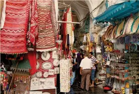  ?? AFP ?? Formazione In Tunisia si laureano 30mila alunni all’anno: solo il 60% trova un lavoro (foto, uno scorcio della Medina a Tunisi)