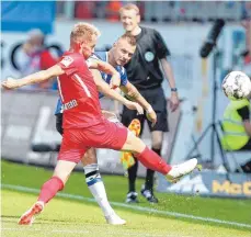  ?? FOTO: IMAGO ?? Voller Einsatz: Marc Schnattere­r im Heidenheim­er Trikot.